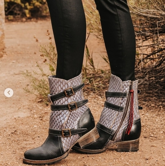 Free Bird one boot left side - Picture 1 of 3